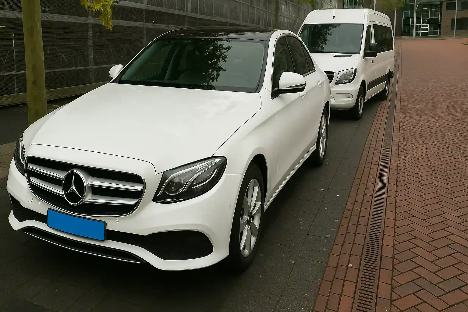 Witte Mercedes taxi en taxibus van Taxi Modderkolk op taxistandplaats in Apeldoorn centrum
