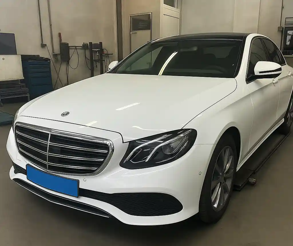 Gepoetste witte Mercedes taxi van Taxi Modderkolk bij DeVries Car Detail in topconditie