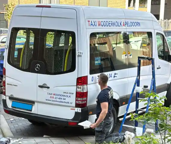 Nieuwe huisstijl en bestickering van taxibus Taxi Modderkolk in Apeldoorn