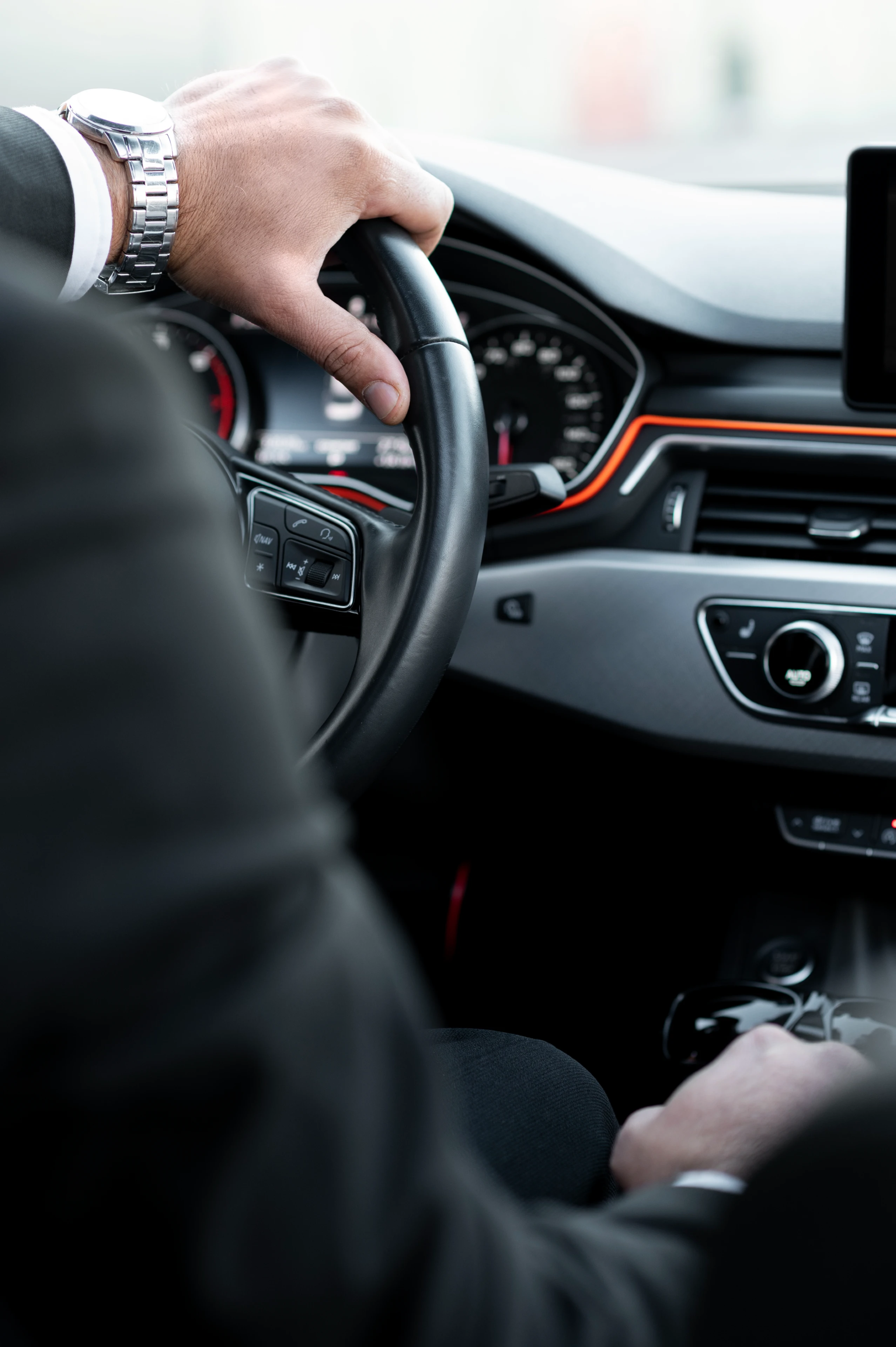 Witte Mercedes van Taxi Modderkolk voor een bedrijfspand tijdens chauffeursdienst