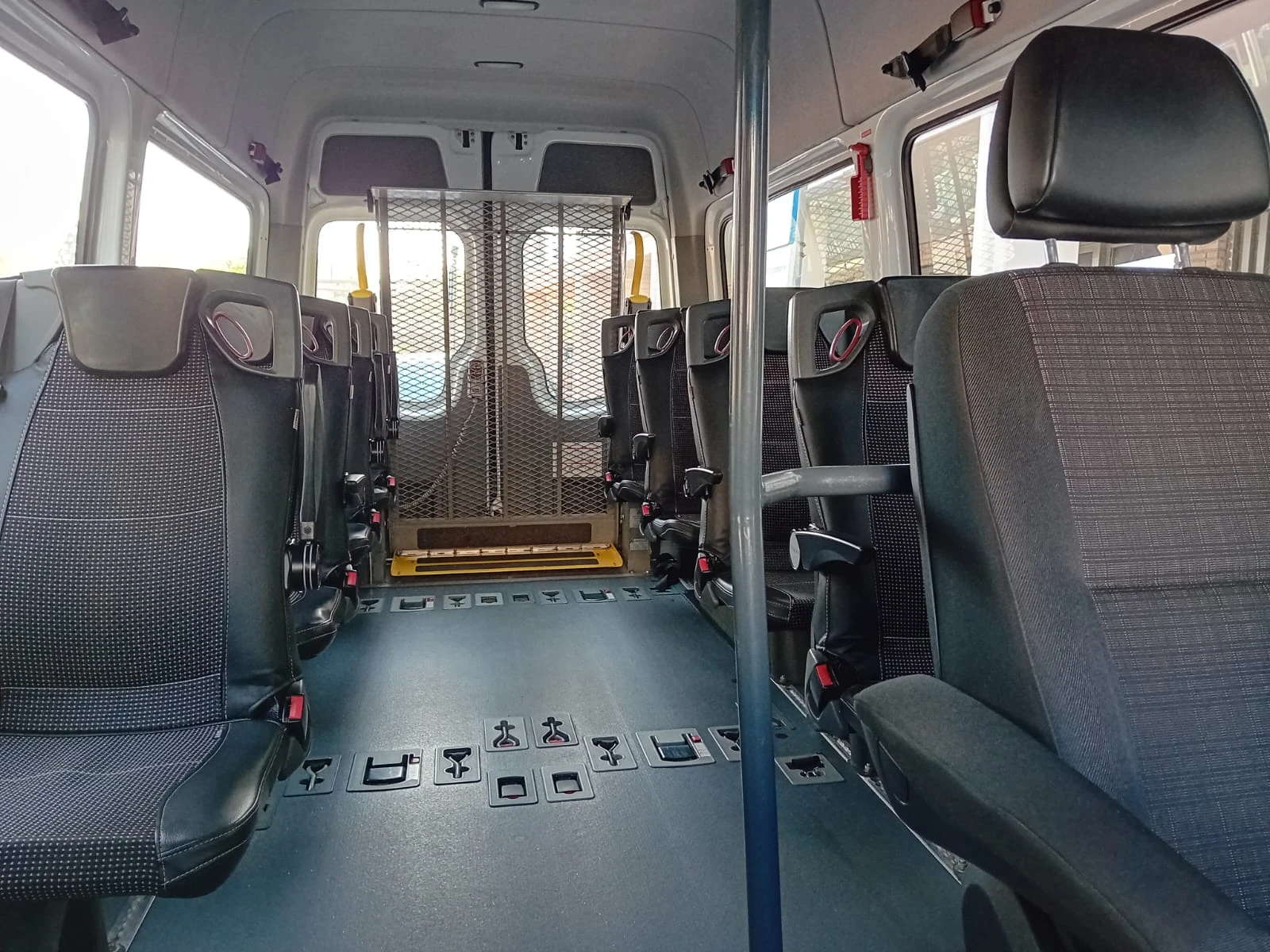 Onze Mercedes Sprinter is ruim en heeft luxe half lederen zitplaatsen