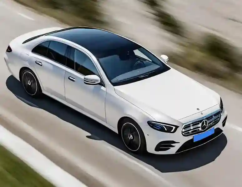 Witte Mercedes van Taxi Modderkolk rijdend op een weg