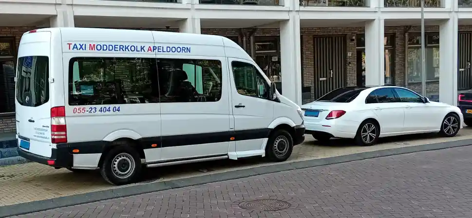 Mercedes Sprinter en Mercedes Eklasse van Taxi Modderkolk voor de Centrale aan het Stationsplein in Apeldoorn