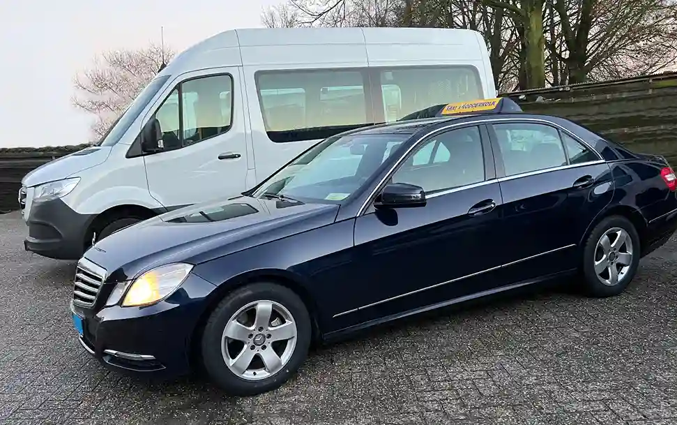Mercedes sprinter en Mercedes E klasse van Taxi Modderkolk