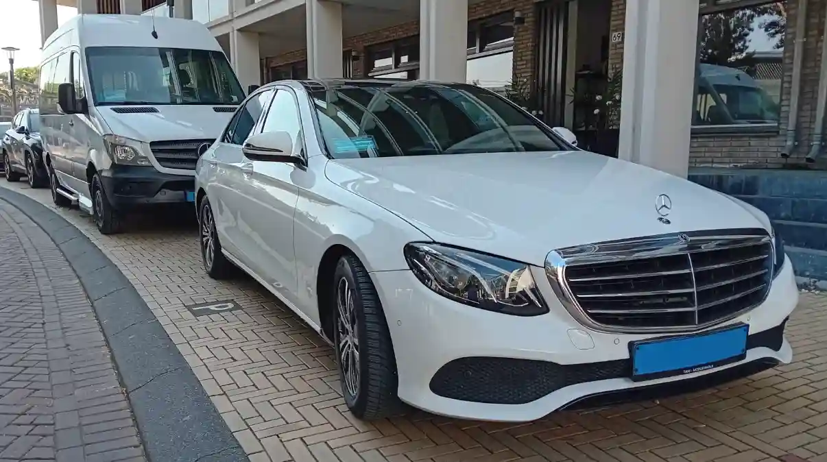 Mercedes Sprinter en Mercedes E klasse voor de centrale van Taxi Modderkolk