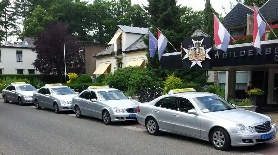 Taxi's voor Hotel Keizerskroon in Apeldoorn