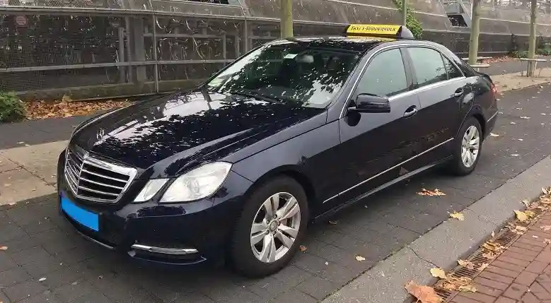 Mercedes van Taxi Modderkolk op de taxistandplaats in Apeldoorn