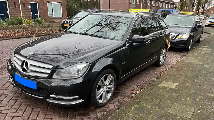 Mercedes C klasse en Mercedes E klasse van Taxi Modderkolk
