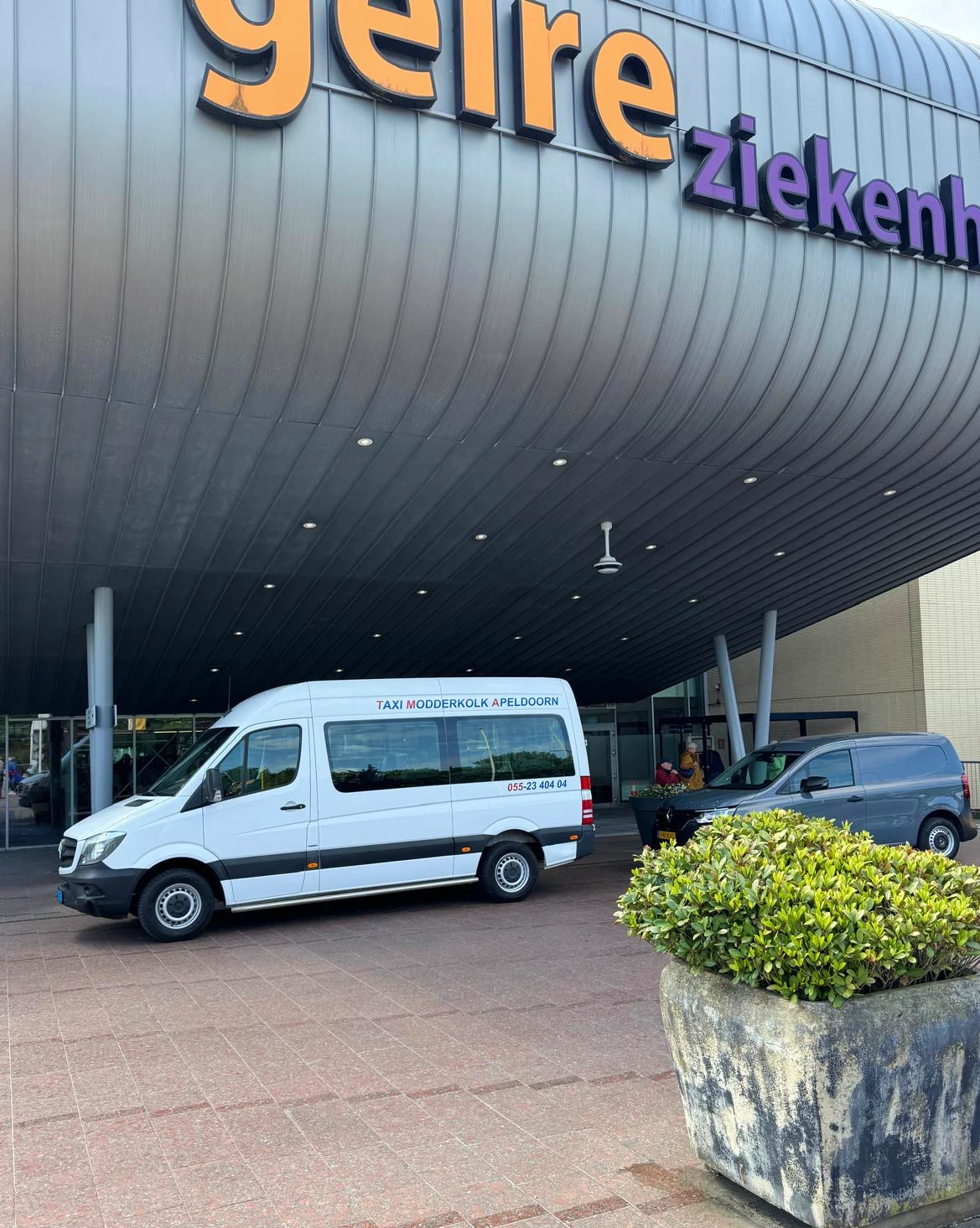 Mercedes Sprinter van Taxi Modderkolk bij het Gelre Ziekenhuis in Apeldoorn