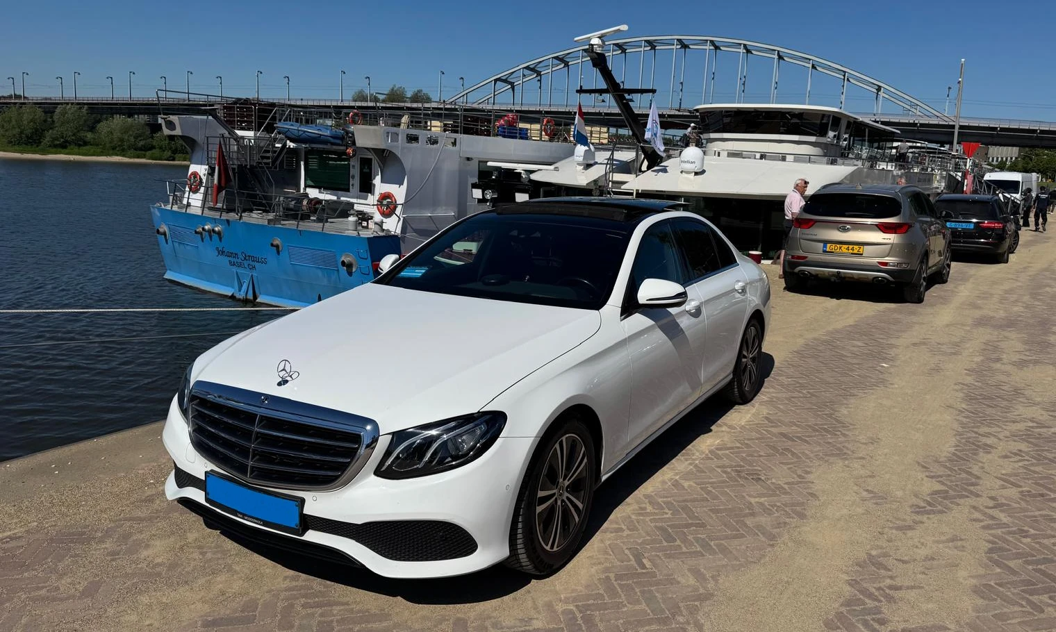 Witte Mercedes van Taxi Modderkolk voor personenvervoer in Apeldoorn