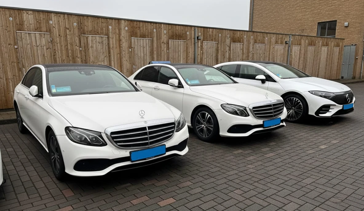 Taxi's van Taxi Modderkolk bij het station in Apeldoorn